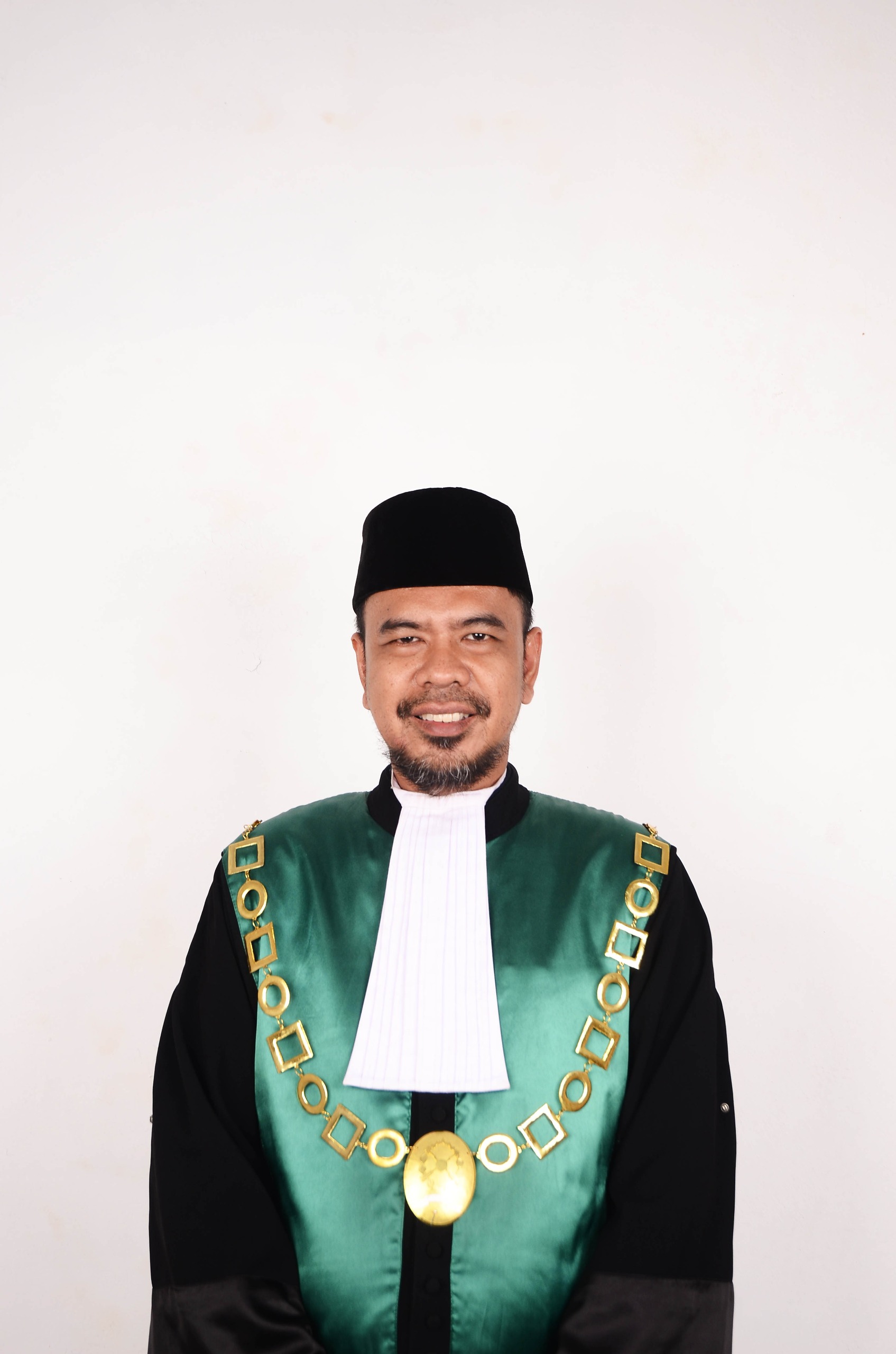 Bapak Elmishbah Pake Toga